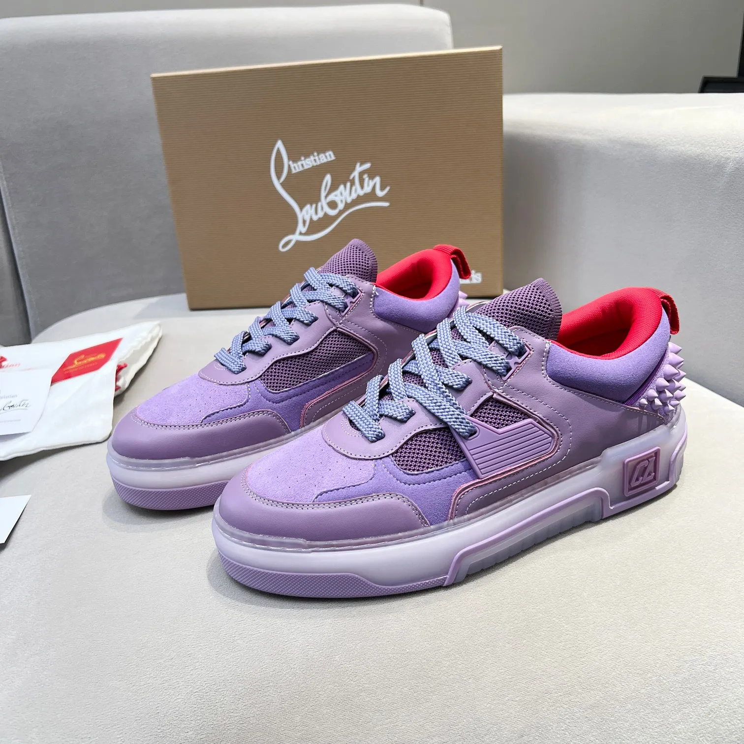 Men's shoes 💰700 🌹🌹🌹̋ Wang Junkai Yang Mi Xu Kai Zhang Jingyi Ding Chengxin Chen Muchi Wang Ziyi Same style Christian Louboutin Lu Boting 2024 [New product] ASTROLOUBI Unisex thick-soled sneakers with red soles are the perfect fusion of fashion and sport. The fabrics are made of luxurious calfskin, soft suede, smooth satin and laminated leather, and are decorated with classic rivets on the back. The interior is blended with a knitted tongue for added durability, breathability and quick-drying comfort. The outsole is made of a combination of EVA foam and imported rubber, and the colorful CL iconic letters on the side of the outsole show the brand's unique style. It is a ceiling-level comfortable skate shoe! ! ! Multiple colors available, currently men’s sizes 39--45